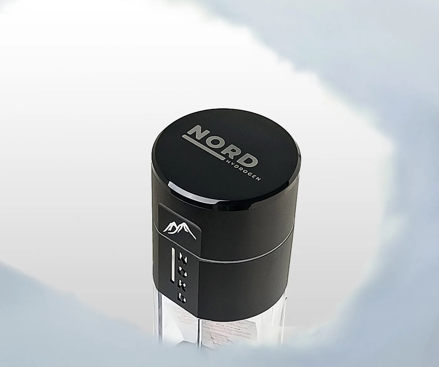 Nord Hydrogen Bottle tenuta in mano all'aperto