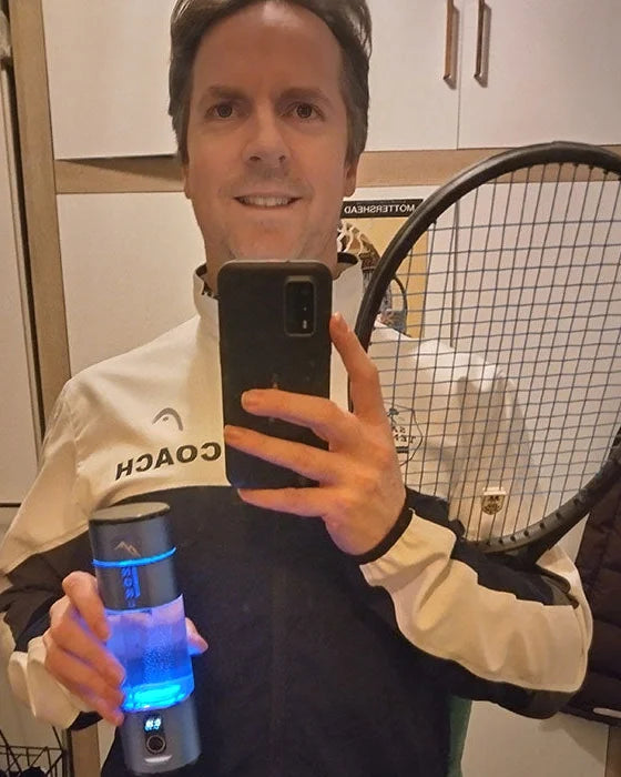 James Mottershead, allenatore di tennis, con la sua Nord Hydrogen Bottle e la racchetta