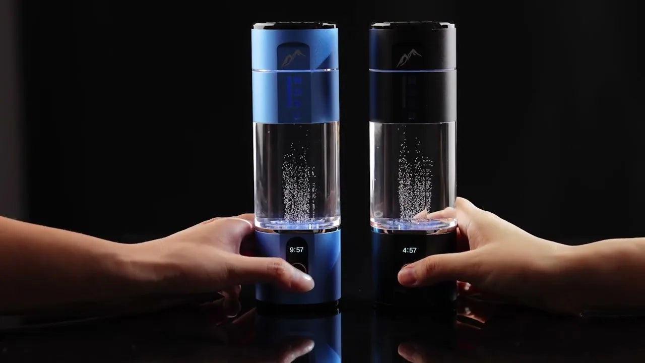 Due Nord Hydrogen Bottle, blu e nera, che producono idrogeno