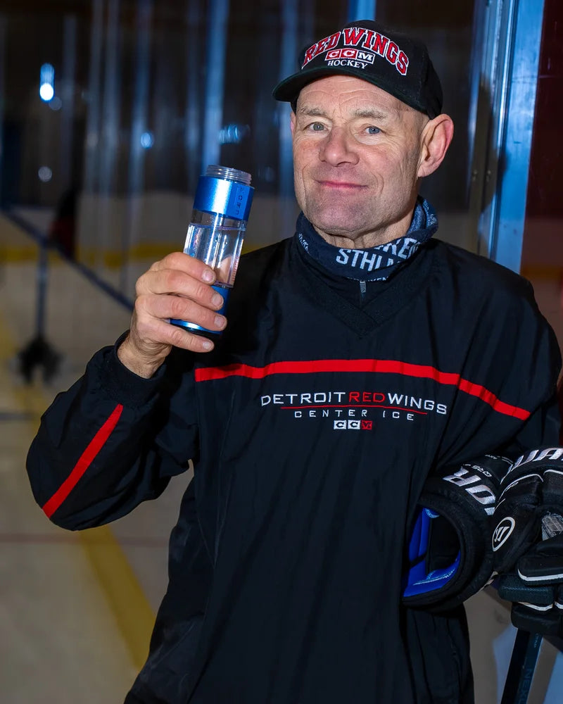 Thomas Storm beve dalla sua Nord Hydrogen Bottle a bordo pista